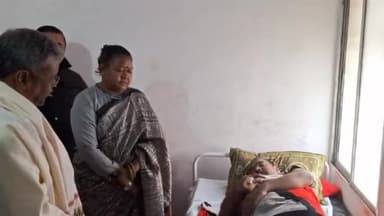 कांके: रांची स्थित रिम्स पहुंचकर गोलीबारी में घायल रिम्स कर्मी से बीजेपी प्रदेश अध्यक्ष बाबूलाल मरांडी ने की मुलाकात