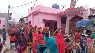 गोगरी: रूना चौरसिया आई टी आई कॉलेज बड़हरा के मैदान में 9दिवस्य भागवत कथा का संपन को लेकर कलश यत्रा का किया गया विसर्जन.