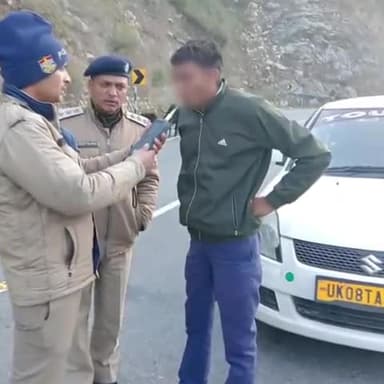 थराली: SP रेखा यादव के निर्देशानुसार जिले में नववर्ष पर शांति एवं कानून व्यवस्था बनाए रखने के लिए सघन चेकिंग अभियान जारी