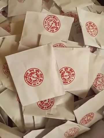 श्री राम जन्म भूमि तीर्थ क्षेत्र अयोध्या धाम द्वारा पूजित अछत छोटे पैकेट में भरते हुए #Ayodhyadham