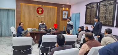 कहरा: डीएम कार्यालय में स्वास्थ्य विभाग की बुलाई गई बैठक, जिला पदाधिकारी को दिए कई दिशा निर्देश