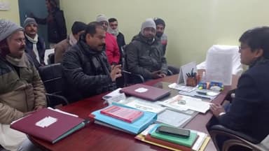 नरकटियागंज: प्राथमिक विद्यालय हरसरी 2 में मुखिया और एचएम के बीच हुए विवाद का मामला पकड़ा तूल, मुखिया संघ ने एसडीएम को सौंपा ज्ञापन