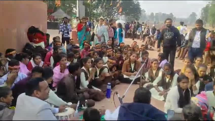 #टिकरी:  #पीएम श्री हायर सेकेण्डरी स्कूल टिकरी ने #शैक्षणिकभ्रमण के दौरान मनमोहक प्रस्तुति दी,  आकर्षण का केंद्र बनी रही, दार्शनिक एवम प्राकृतिक स्थलों का हुआ भ्रमण @sushilsonkar95