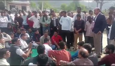 मारवाड़ जंक्शन: मारवाड़ जंक्शन के सिरियारी ग्राम अस्पताल में चिकित्सक हटाने की मांग को लेकर ग्राम वासियों ने किया प्रदर्शन