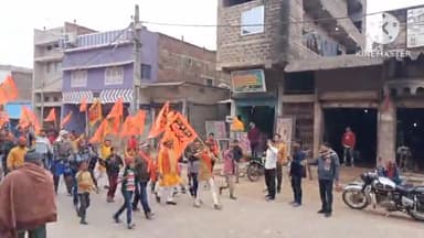 गोगरी: जमालपुर बजार के बड़ी दुर्गा मंदिर से निकली गईं कलस यात्रा. सैकरो कि संख्या में  लोगों ने लिया हिस्सा.