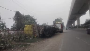 कानपुर: कल्याणपुर में जीटी रोड पर कोहरे के कारण अनियंत्रित होकर पलटा ट्रक, ड्राइवर घायल
