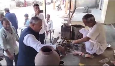 मारवाड़ जंक्शन: मारवाड़ के धनला गांव में पाली सांसद पीपी चौधरी ने चाय की दुकान पर बनाई चाय वीडियो हो रहा सोशल मीडिया पर जमकर वायरस