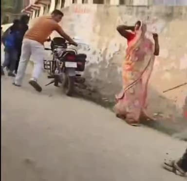 #BIHAR सीतामढ़ी  महिला को गुंडों की तरह ताबड़तोड़ सीतामढ़ी में सुरसंड थाना प्रभारी ने लाठी से पीटा