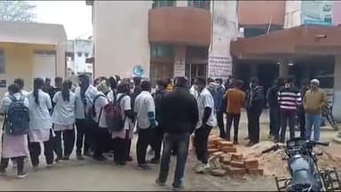 डुमरा: सीतामढ़ी में पुरुष नर्स पर चाकू से हमला मामले में न्याय के लिए थाना पहुंचे दर्जनों जीएनएम