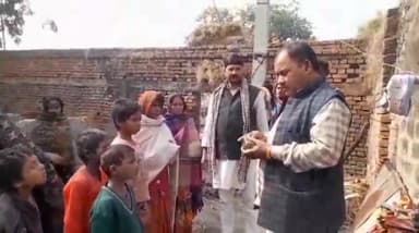 नुआंव: कुढ़नी मुसहर बस्ती में अज्ञात कारण से एक घर की झोपड़ी में लगी आग घर में रखा खाने पीने का सभी सामान जलकर हुआ राख