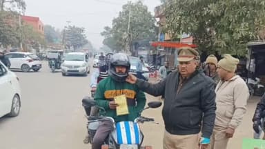 बलरामपुर: बलरामपुर तुलसीपुर रोड पर पुलिस ने चेकिंग अभियान में हैंड बिल बांटकर यातायात नियमों की प्रति लोगों को किया जागरूक