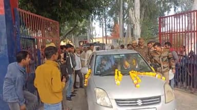 जलेसर: सेवानिवृत्त होने पर अवागढ थाने से पुलिस कर्मियों व होमगार्ड के जवानों ने होमगार्ड जवान को दी विदाई