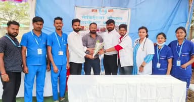 हिंगणघाट: इंदिरा गांधी वॉर्डातील संत तुकाराम महाराज मंदिराच्या शांत परिसरात घेण्यात आले आरोग्य व मतदार नोंदणी मोहिम शिबीर