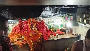 सासाराम: आज नए साल को लेकर सासाराम के प्रसिद्ध मां ताराचंडी देवी स्थान में दर्शन करने के लिए श्रद्धालुओं का उमड़ी भीड़।