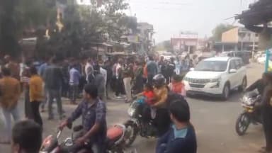 जयसिंहनगर: नगर के बस स्टैंड के पास मुख्य मार्ग पर वाहनों को खड़ा कर ड्राइवरों ने की हड़ताल