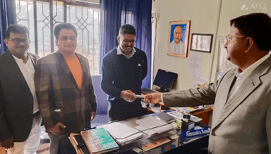 सिंगरौली: एनसीएल अमलोरी क्षेत्र के महाप्रबंधक कार्यालय पर महाप्रबंधक ने नूतन नव वर्ष 2024 की कर्मचारियों को दी शुभकामनाएं व भेंट की क़लम