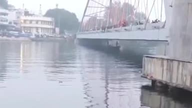 हुज़ूर: भोपाल के रानी कमलापति आर्च ब्रिज से नीचे पानी में गिरा युवक,नगर निगम के गोताखोरों द्वारा रेस्क्यू किया जा रहा है