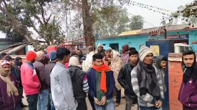 कहरा: गिरफ्तारी एवं पिटाई की विरोध मे सोनवर्षा कचहरी थाना मे जुटी सैकड़ो लोगो की भीड़ पूर्व बिधायक रहे मौजूद