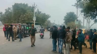 एत्मादपुर: गांव संवाई के अली बली चौराहे के समीप नए कानून के विरोध में टेंपो चालकों ने किया चक्काजाम,नये कानून को वापस करने की मांग।