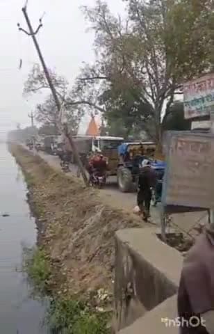 आगरा: व्हीकल एक्ट में संशोधन के खिलाफ ट्रक चालकों ने दिगनेर की पुलिया के पास लगाया जाम