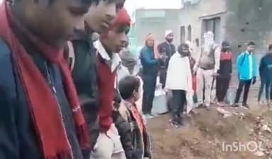 बाह: गांव करकौली के पुरा के तालाब में गिरा गोवंश, ग्रामीणों द्वारा गोवंश को बाहर निकालने के लिए रेस्क्यू ऑपरेशन जारी