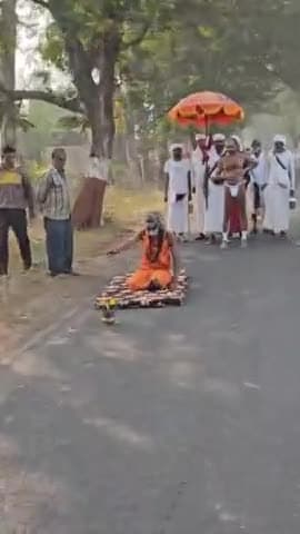 श्री दादा गुरु की निर्जला नर्मदा सेवा ।
#देखो_सत्य_निराहार_1100_दिनों_से_पैदल_चल_रहा_है #BestPhotographyChallengeio #reelsfb #NarmadaMission #virelvideo #instareels #trend #reels #संत #virals #challengechallenge
 #rammandir2024 #rammand