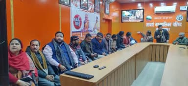 बलरामपुर समाचार आदर्श नगर पालिका परिषद के अध्यक्ष डॉ धीरेंद्र प्रताप सिंह धीरू तथा नगर पालिका के  सभासद गण महिला भाजपा नेता अध्यक्ष सिंह पिंकीझूमा सिंह सुनीता मिश्रा सहित कई नगर पालिका कर्मियों ने भी प्रधानमंत्री नरेंद्र मोदी जी द्वारा किए