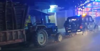 सुल्तानपुर: सागौन लदी ट्रैक्टर ट्रॉली को पीआरवी ने छोड़ा, वीडियो वायरल, कुड़वार के कस्बे का मामला