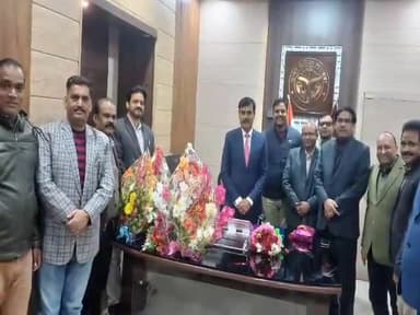 हरदोई: कलेक्ट्रेट कार्यालय कक्ष में DM ने अधिकारियों को सरकार द्वारा चलाई जा रही योजनाओं को लोगों तक पहुंचाने के दिए निर्देश