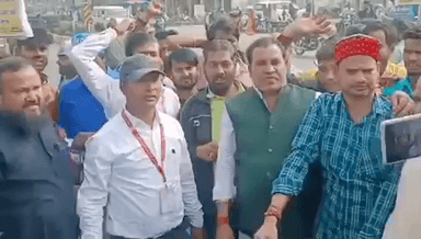 सिंगरौली: माजन मोड़ पर ऑटो ड्राइवरो ने केंद्र सरकार के काला कानून के विरोध में किया प्रदर्शन आवागमन हो रही गाड़ियों पर लगाई रोक