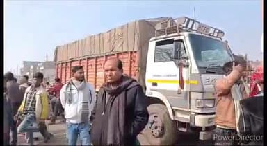 कहरा: हिट एंड रन कानून के खिलाफ ट्रक चालकों ने एनएच107स्थित यादव चौक पर सड़क जाम कर केंद्र के विरुद्ध जमकर किया विरोध प्रदर्शन