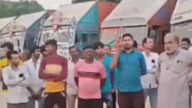 जलालगढ़: वाहन चालकों ने जलालगढ़ तथा कसबा ओवर ब्रिज के नीचे किया विरोध प्रदर्शन