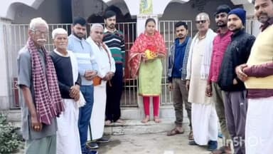 खिजरसराय: अयोध्या से आए पूजित अक्षत को राम भक्तों ने पचलख गांव में पत्रक के साथ किया वितरण