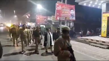 सुल्तानपुर: डीएम व एसपी द्वारा बढ़ते ठण्ड के दृष्टिगत तथा शांति व्यवस्था बनाये रखने हेतु नगर क्षेत्र में किया गया फ्लैग मार्च