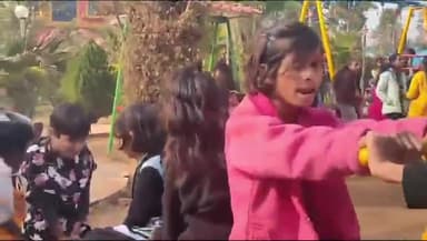 जगदीशपुर: जगदीशपुर नगर के इको पार्क में नए वर्ष पर लोगों से गुलजार रहा पार्क बच्चों ने झूला का लिया आनंद