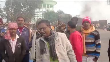 आरा: ट्रक चालकों ने केंद्र सरकार द्वारा नये कानून के विरोध में भोजपुर बस स्टैंड पर की सड़क जाम; गाड़ियों की लगी लंबी कतार