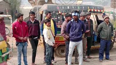 कोईलवर: सकड्डी नासरीगंज पथ पर जलपुरा मोड़ पर परिवहन विभाग के नये नियम के विरुद्ध टेम्पो चालकों ने हड़ताल करते हुए विरोध किया