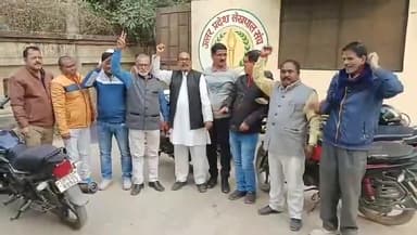 गोरखपुर: पुरानी पेंशन बहाली की मांग को लेकर राज्य कर्मचारियों ने लेखपाल संघ भवन पर किया प्रदर्शन, हड़ताल के लिए मांगा समर्थन