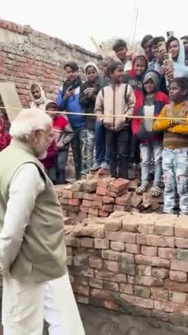 बनारस में मांझी के घर चाय पीने के बाद, ग्रामीण बच्चों से मिले PM।
#san1