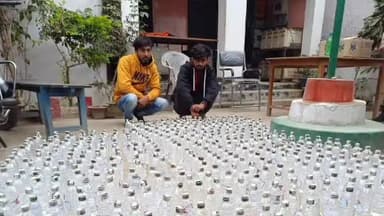 डुमरा: खड़का आम बगीचे में उतारी जा रही थी शराब की खेप पुलिस ने रेड मारकर शराब को किया बरामद