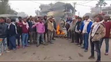 डुमरा: आजाद चौक हिट एंड रन कानून के विरोध में ड्राइवरों की हड़ताल आज दूसरे दिन भी जारी सरकार के खिलाफ जमकर की नारेबाजी