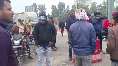 पूर्णिया पूर्व: नए हिट एंड रन कानून के विरोध में पूर्णिया-कटिहार बॉर्डर पर ड्राइवरों ने किया चक्का जाम