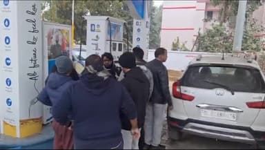 कन्नौज: ट्रक चालकों की हड़ताल का असर, शहर के पेट्रोल पंप पर लगी वाहनों की भीड़ दिखी पेट्रोल और डीजल भराने की होड़।