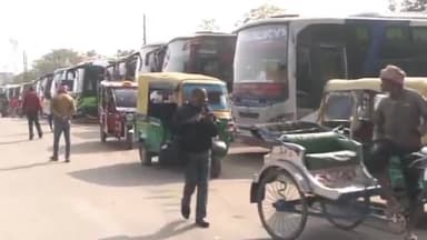 कांके: रांची में केंद्र सरकार द्वारा नए हिट एंड रन कानून लाने पर वाहन चालकों ने बस सेवा किया बाधित, आम लोगों हो रही परेशानी