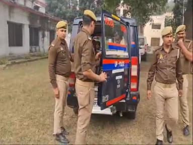 हरदोई: पिहानी क्षेत्र में सीतापुर-शाहजहांपुर रेलवे पटरी के किनारे पेड़ों के बीच बनी झोपड़ी में अवैध असलहे बनाते पकड़े गए 2 लोग