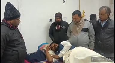 कहरा: पुलिस की पिटाई से जख्मी मुखिया प्रत्याशी से सदर अस्पताल मिलने पहुंचे वैश्य समाज प्रतिनिधि कारवाई का किया मांग