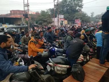 बलरामपुर समाचार ट्रांसपोर्ट हड़ताल व पेट्रोल की कमी की बात पर पेट्रोल पंपों पर लगी भारी भीड़ लोग एडवांस में पेट्रोल भरा कर परेशानी से बचने का कर रहे प्रयास एस बी शुक्ल क्रांति