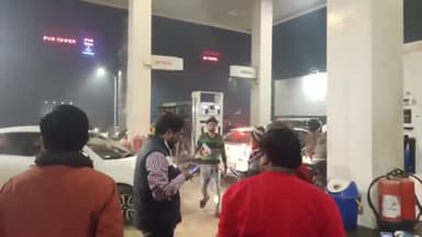 गोरखपुर: गोरखपुर शहर में देर रात तक पेट्रोल भरवाने के लिए भटकते दिखे लोग नहीं मिला पेट्रोल