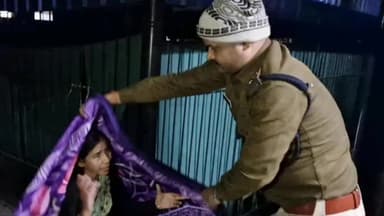 कांके: रांची के बरियातू थाना प्रभारी ने रिम्स में रहने वाले मरीज और उनके परिजनों के बीच बांटा कंबल