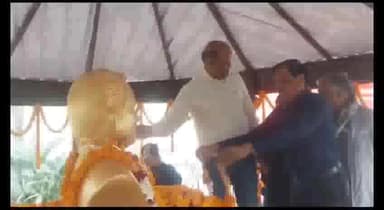 धनबाद/केंदुआडीह: शहीद श्यामल चक्रवर्ती को शहर के आईएसएम गेट के समक्ष दी गई श्रद्धांजलि